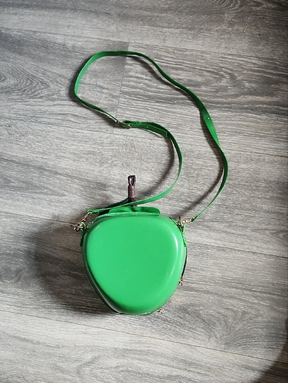 Glossy Green Apple-Shaped Crossbody Bag with Leaf Accent - Picture 2 of 7